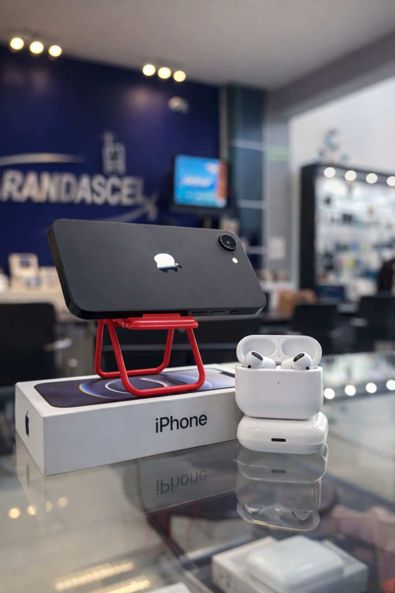 iPhone con AirPods y soporte